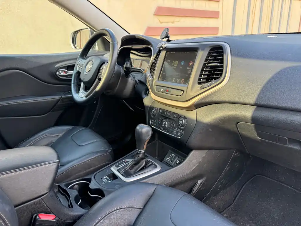 Jeep Cherokee 2018 — фото 20