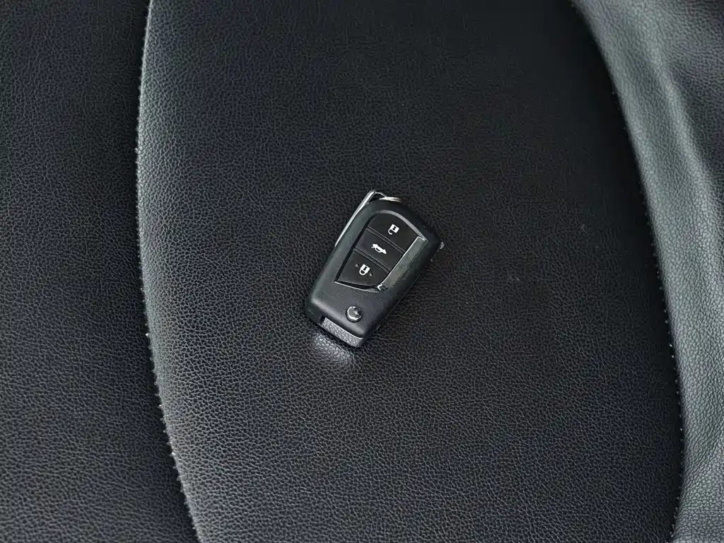 Toyota Corolla 2023 — фото 12