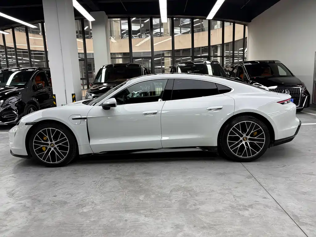 Porsche Taycan 2020 — фото 16