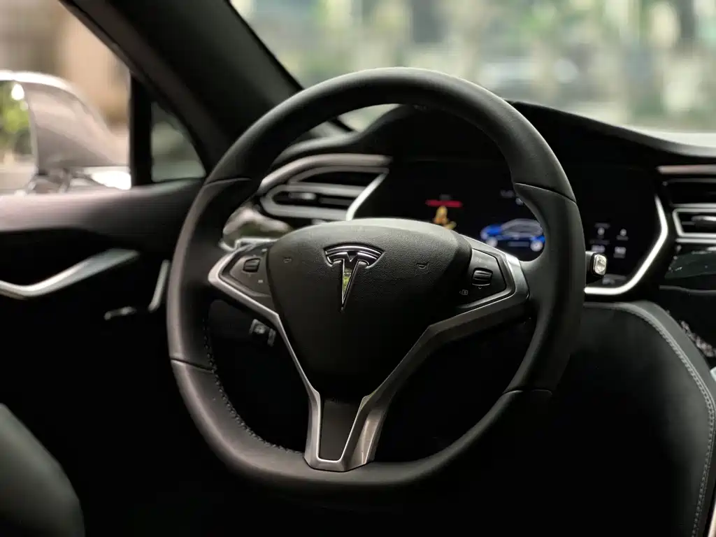 Tesla Model S 2017 — фото 11
