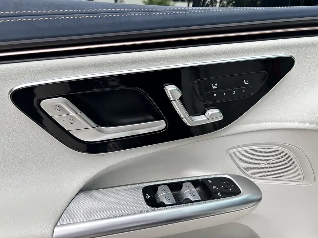 Mercedes-Benz EQE SUV 2023 — фото 12