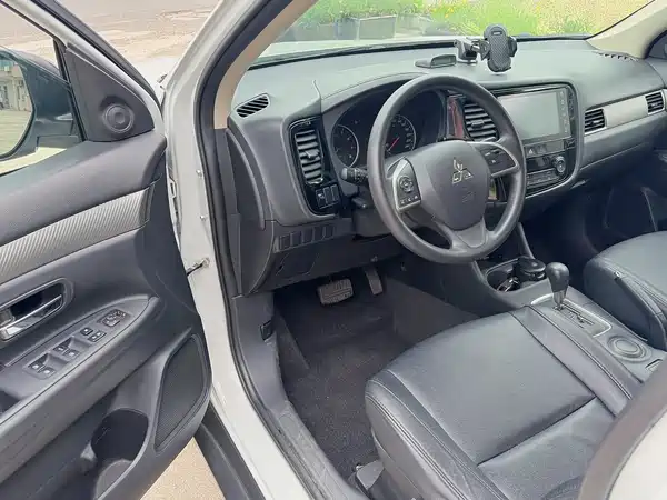 Mitsubishi Outlander 2016
