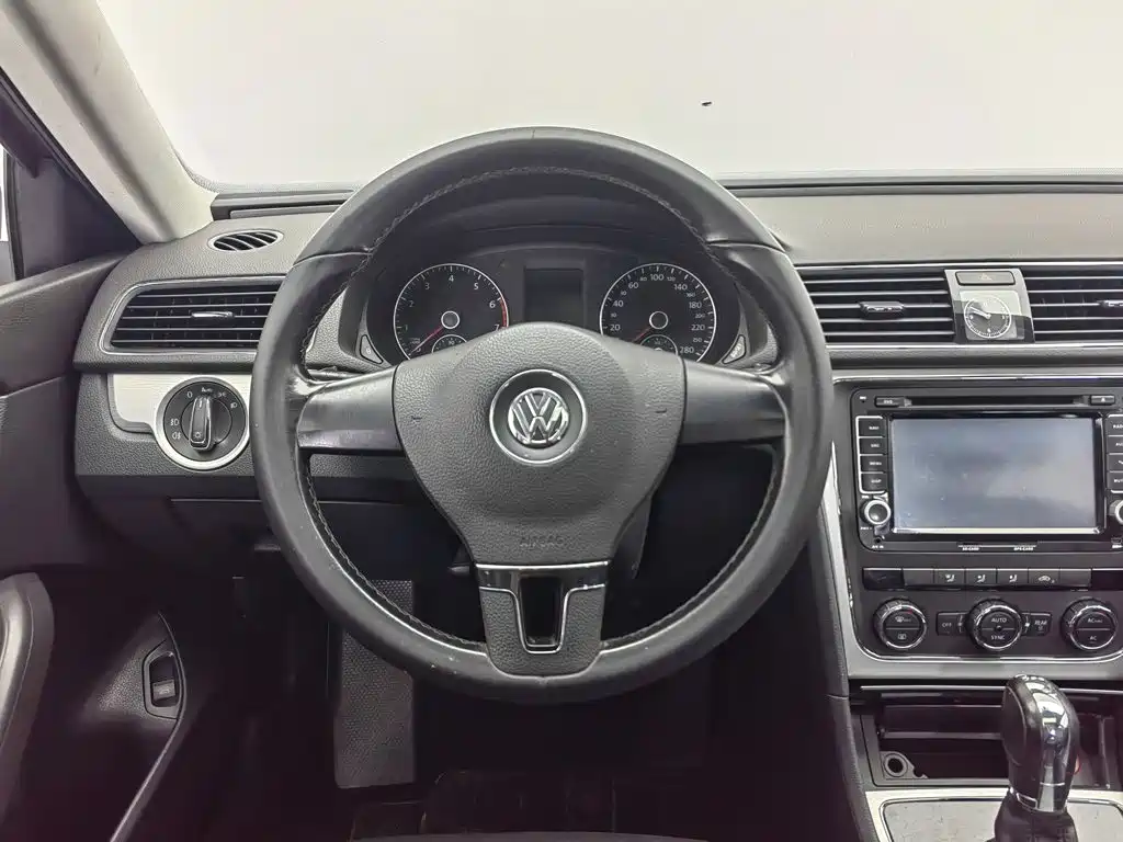 Volkswagen Passat 2012 — фото 11