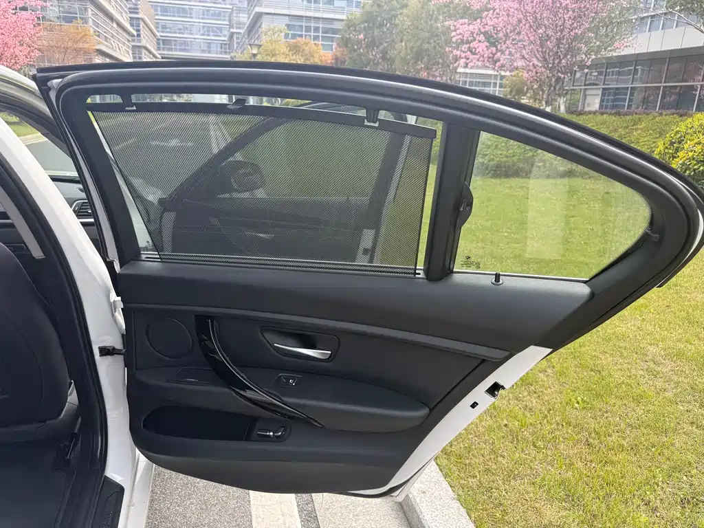 BMW 3 Series 2016 — фото 18