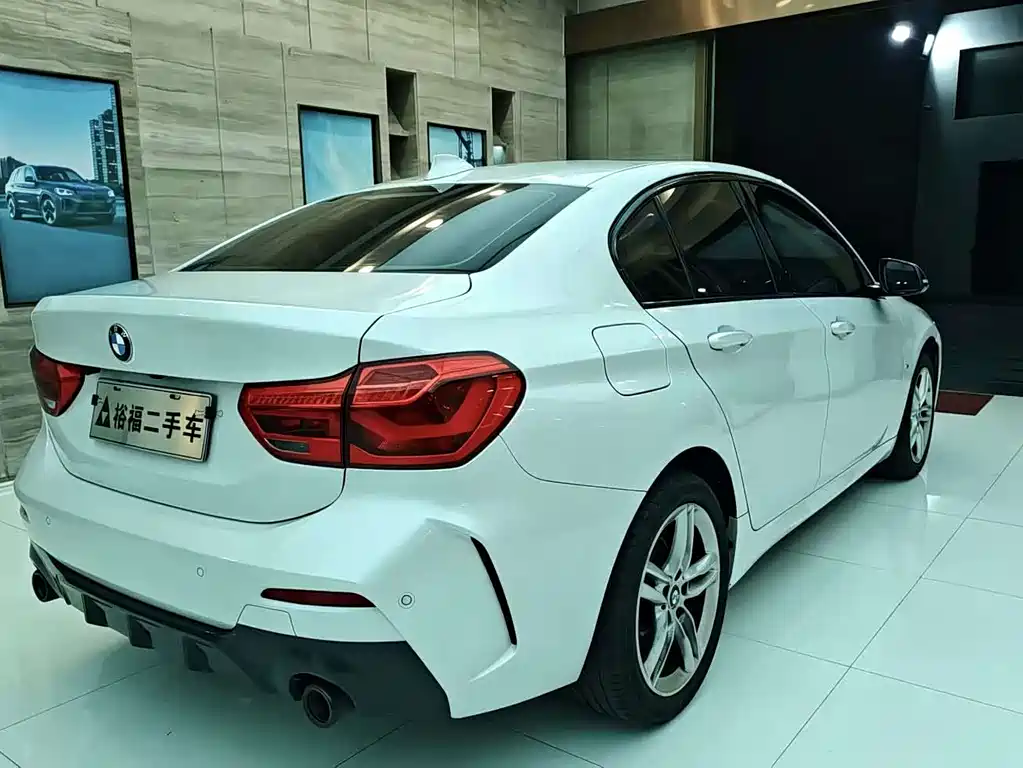 BMW 1 Series 2021 — фото 16
