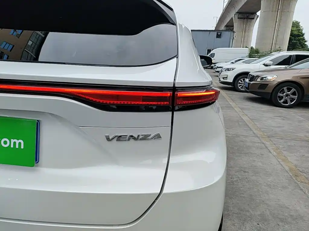 Toyota Venza 2023 — фото 8