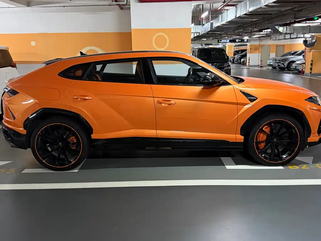 Lamborghini Urus 2023 — фото 11