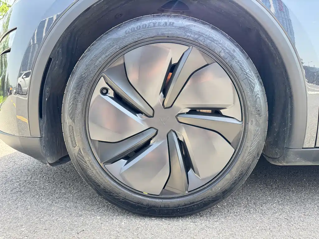 Tesla Model Y 2025 — фото 17