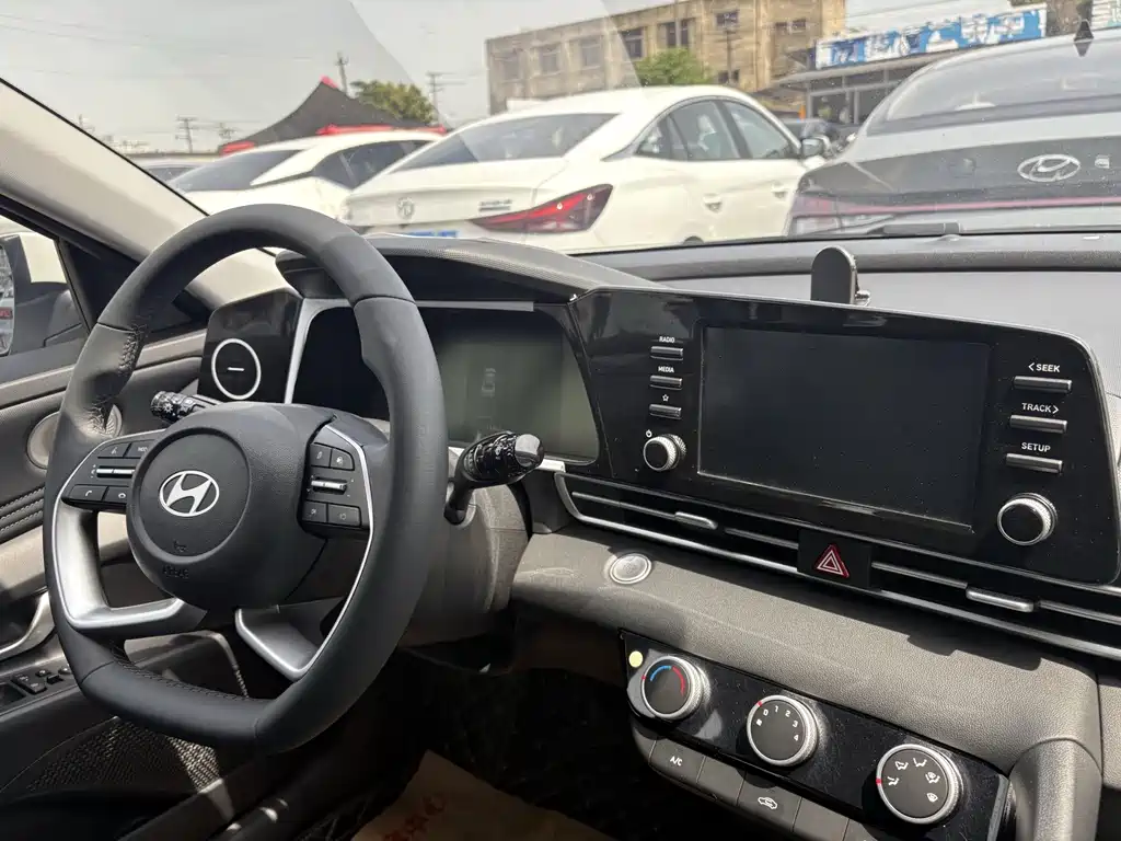 Hyundai Elantra 2023