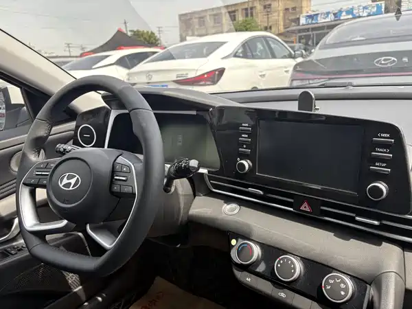 Hyundai Elantra 2023