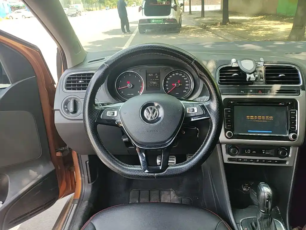 Volkswagen Polo 2015 — фото 11