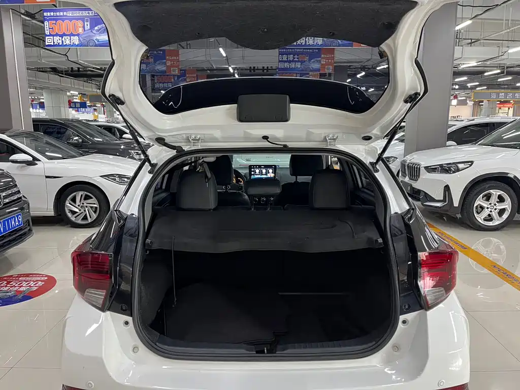 Toyota Yaris L 2023 — фото 10