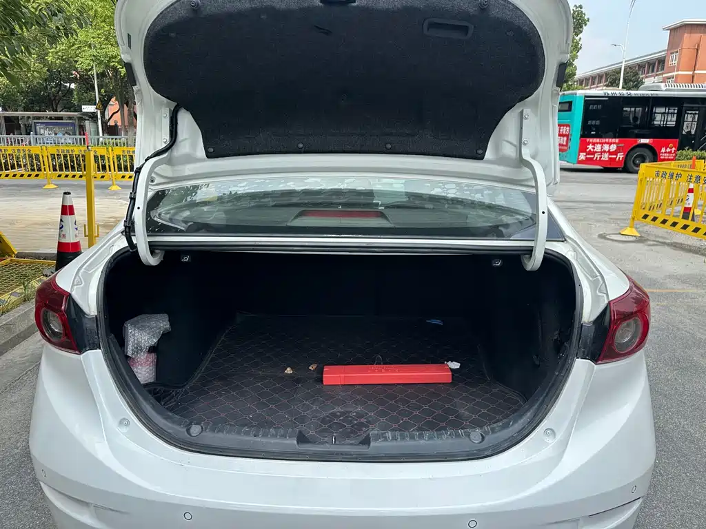 Mazda 3 Axela 2017 — фото 16