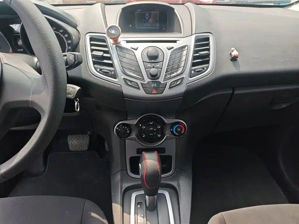 Ford Fiesta 2015 — фото 13