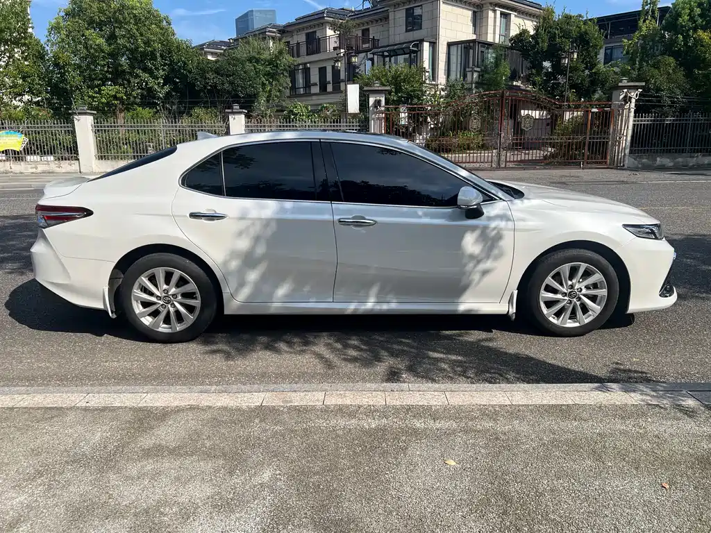 Toyota Camry 2022 — фото 4