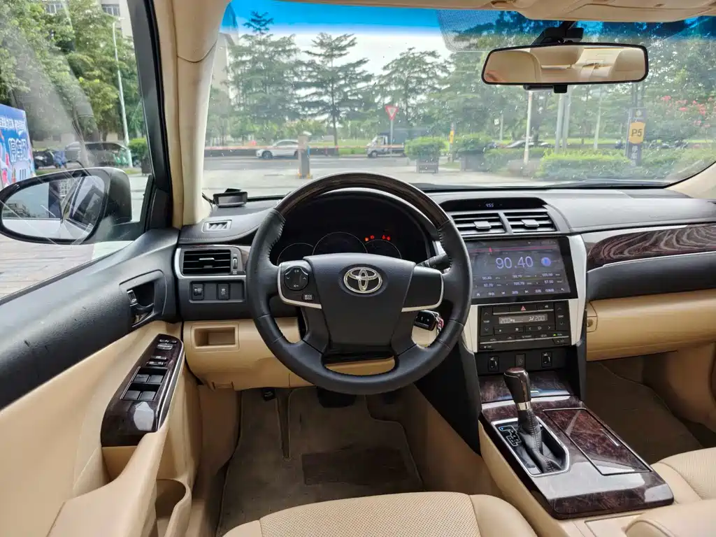 Toyota Camry 2017 — фото 10