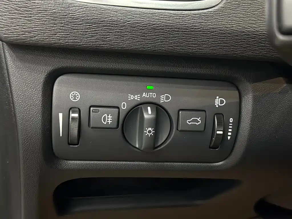 Volvo V40 2016 — фото 12