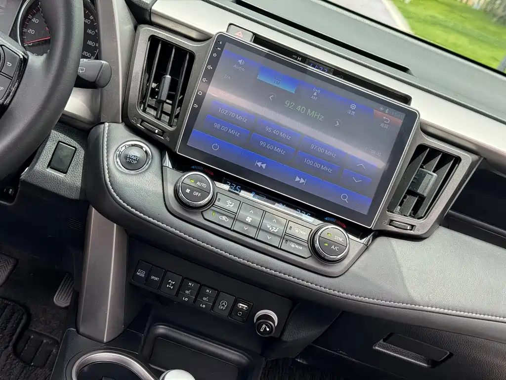 Toyota RAV4 2017 — фото 12