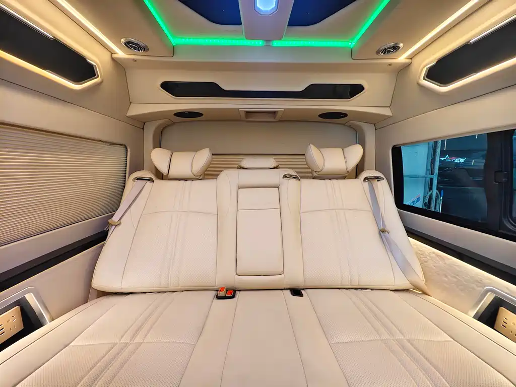 Toyota Hiace 2023 — фото 22