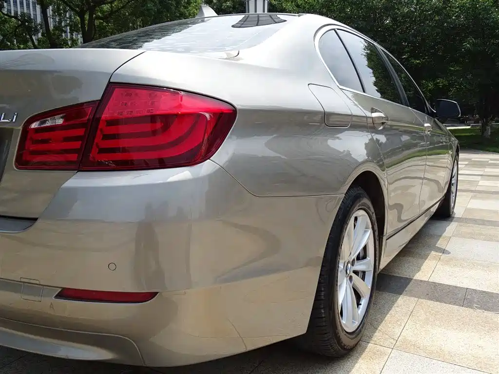 BMW 5 Series 2011 — фото 13