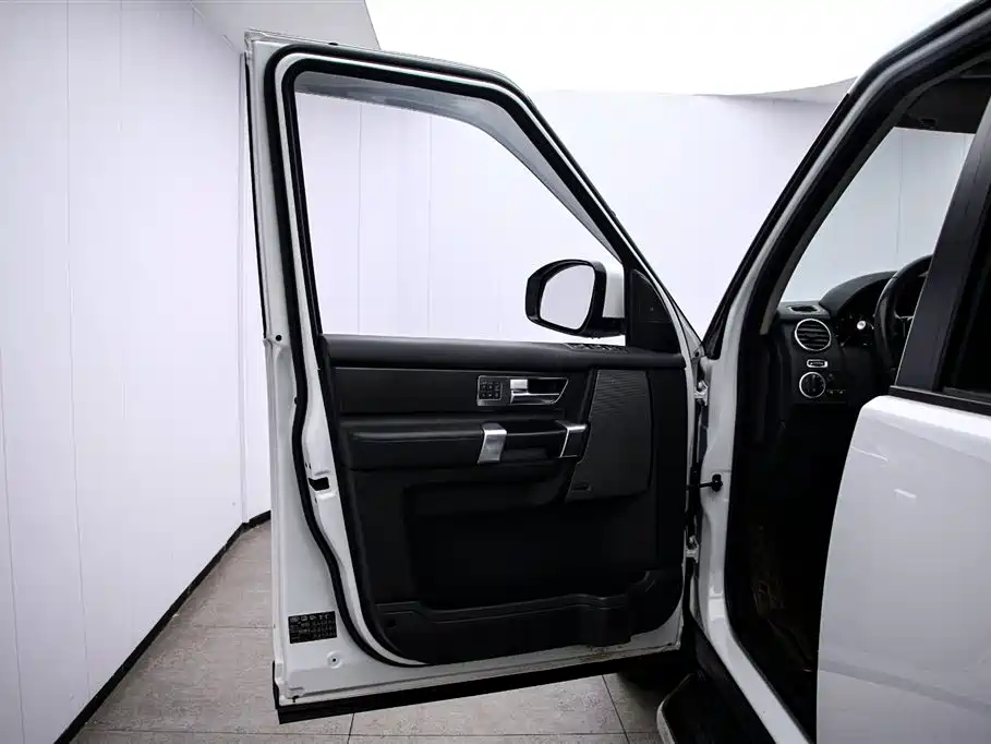 Land Rover Discovery 2016 — фото 11