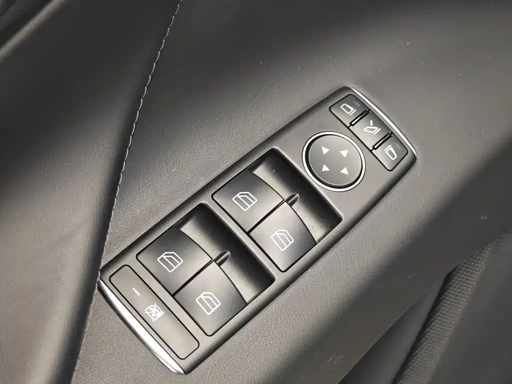 Tesla Model X 2017 — фото 10