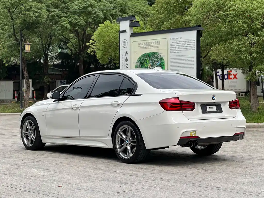 BMW 3 Series 2018 — фото 20