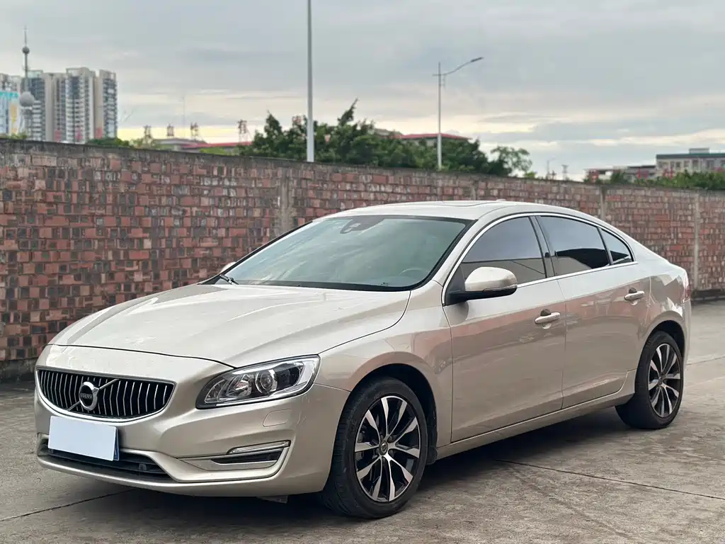 Volvo S60 2020 — фото 1