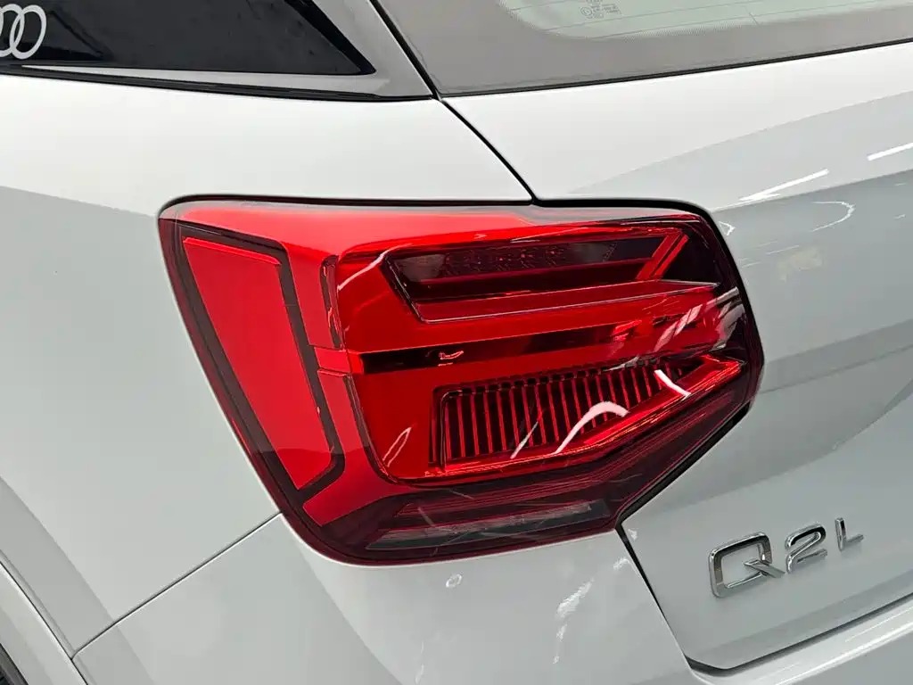 Audi Q2L 2022 — фото 10