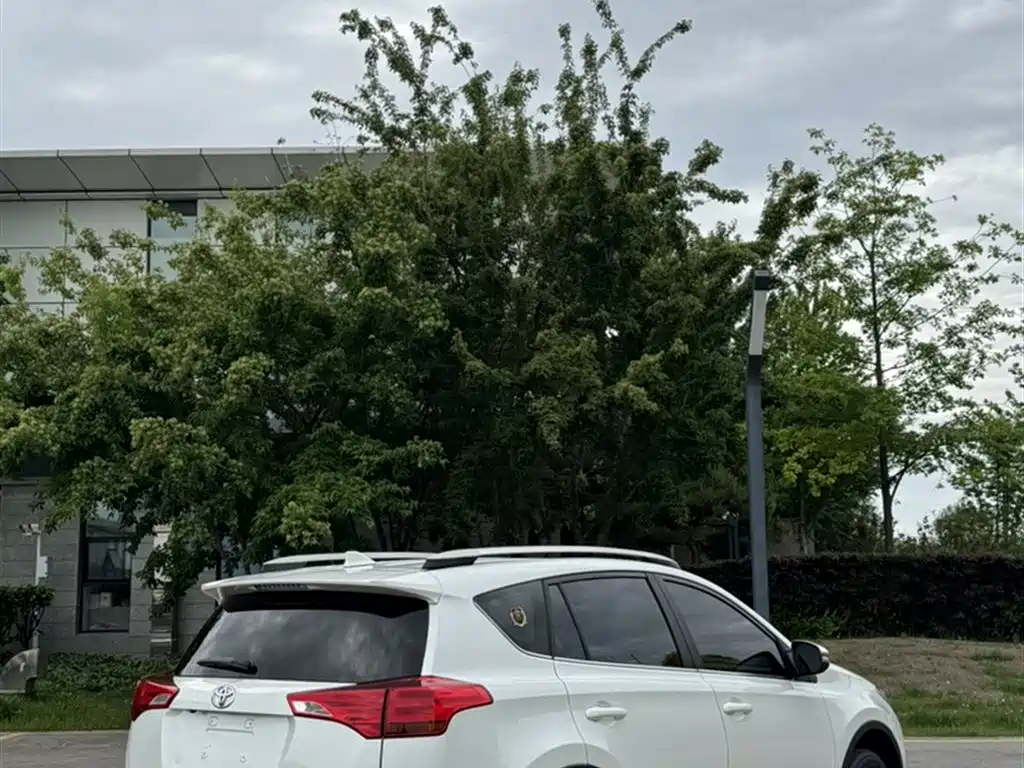 Toyota RAV4 2015 — фото 8