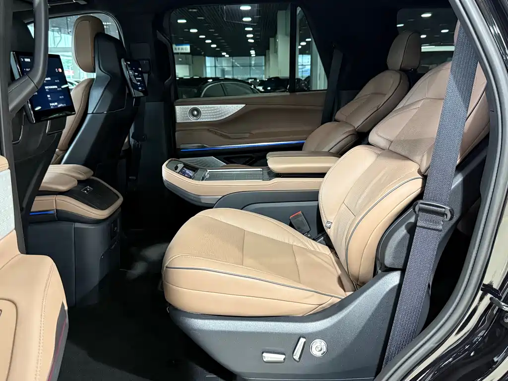 Lincoln Navigator 2025 — фото 12