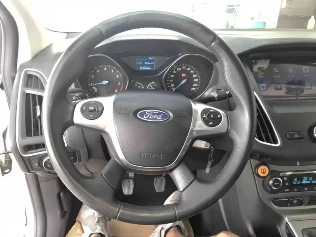 Ford Focus 2015 — фото 11
