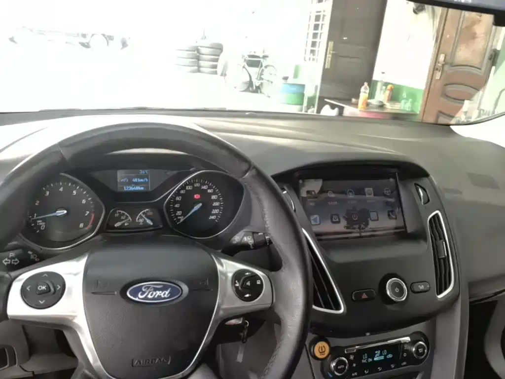 Ford Focus 2015 — фото 10