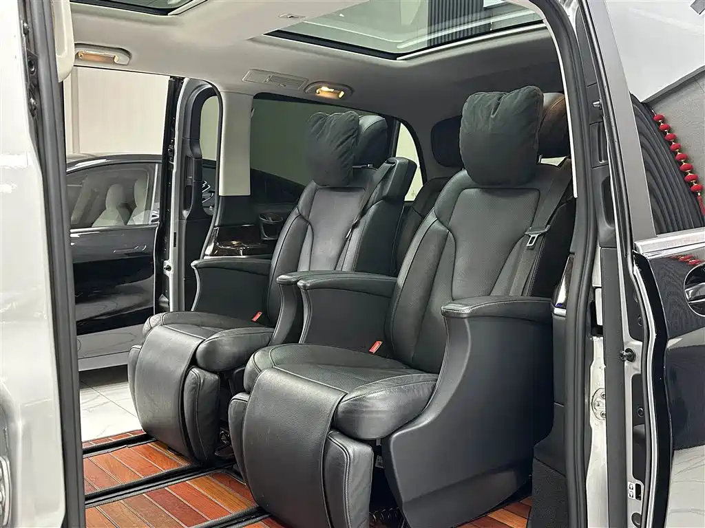 Mercedes-Benz V-Class 2018 — фото 17