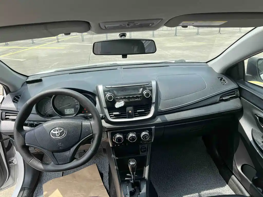 Toyota Yaris L 2017 — фото 12