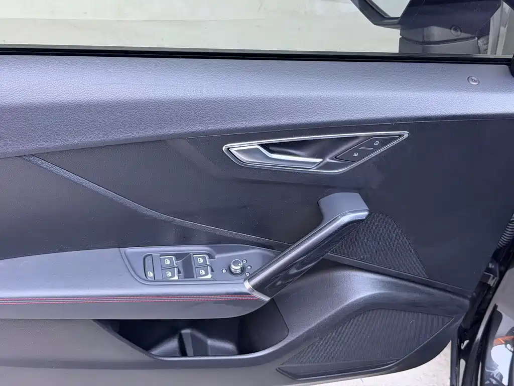 Audi Q2L 2023
