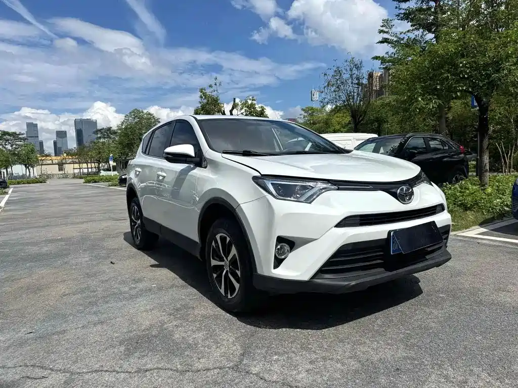 Toyota RAV4 2018 — фото 3