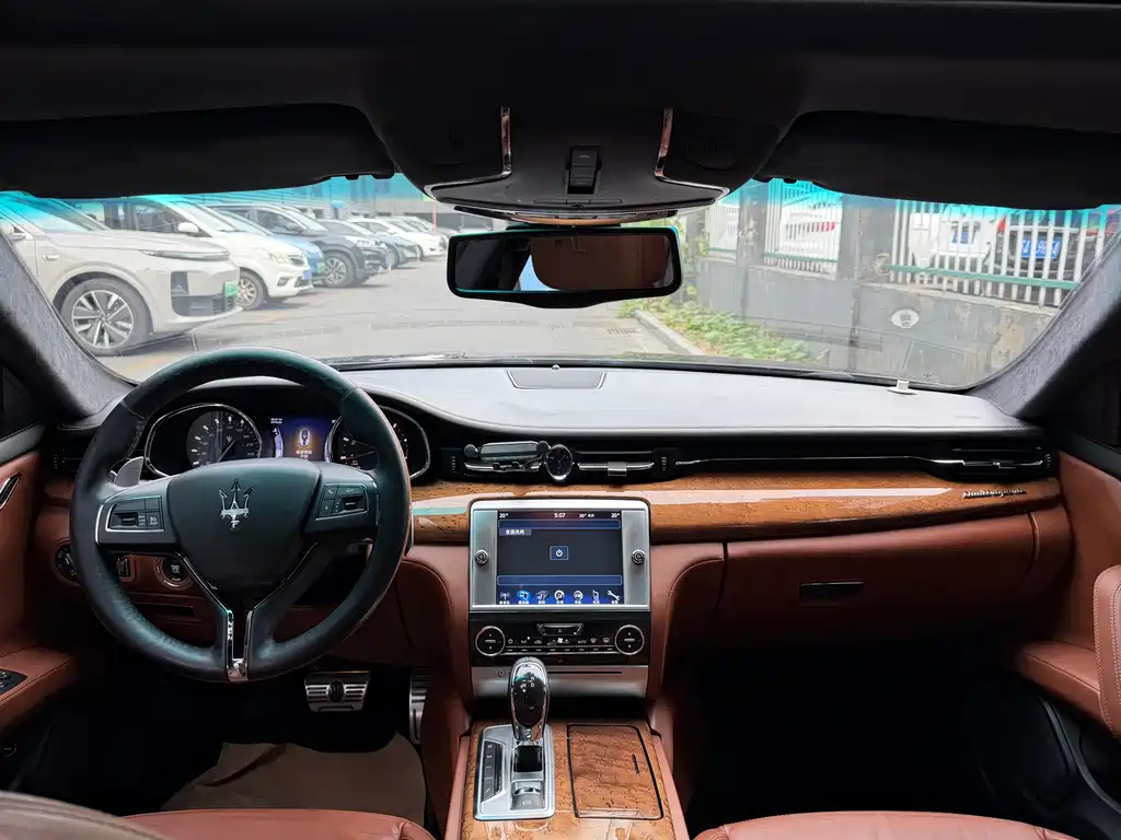 Maserati Quattroporte 2015 — фото 11