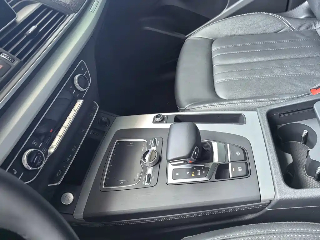 Audi Q5L 2021 — фото 11