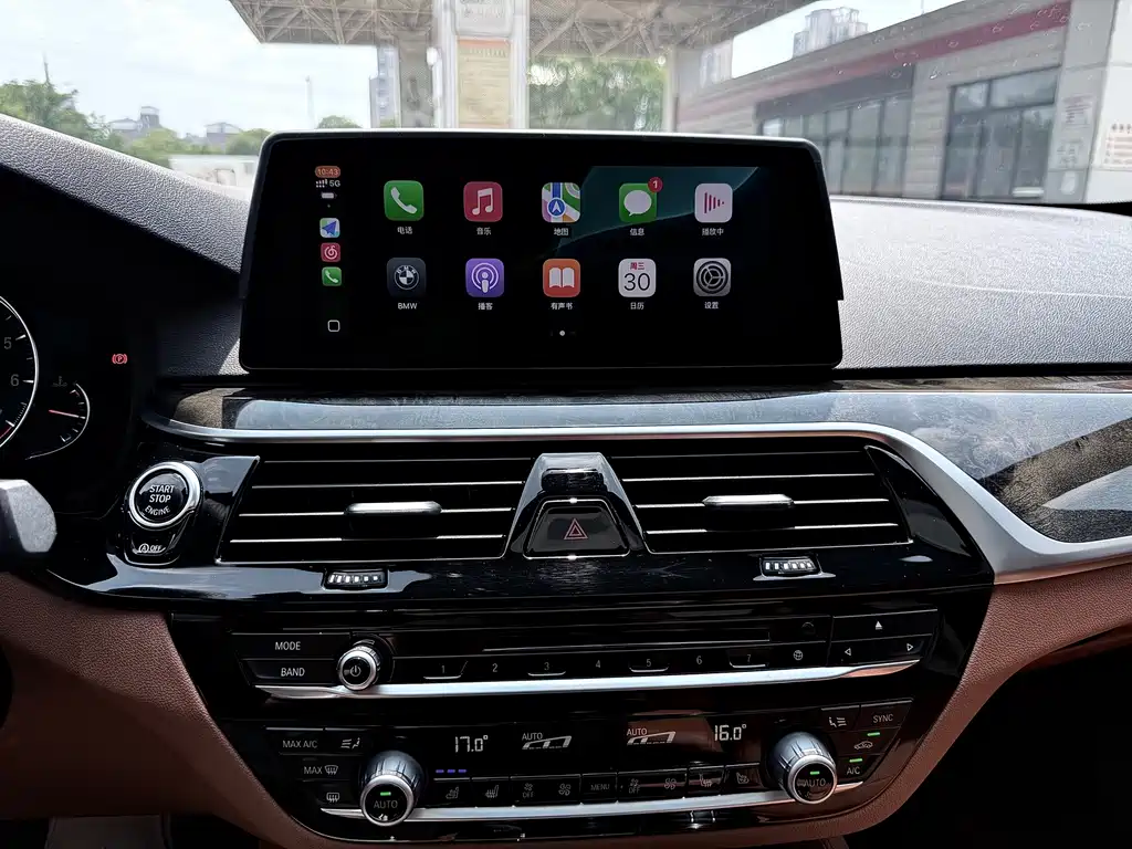 BMW 5 Series 2018 — фото 12