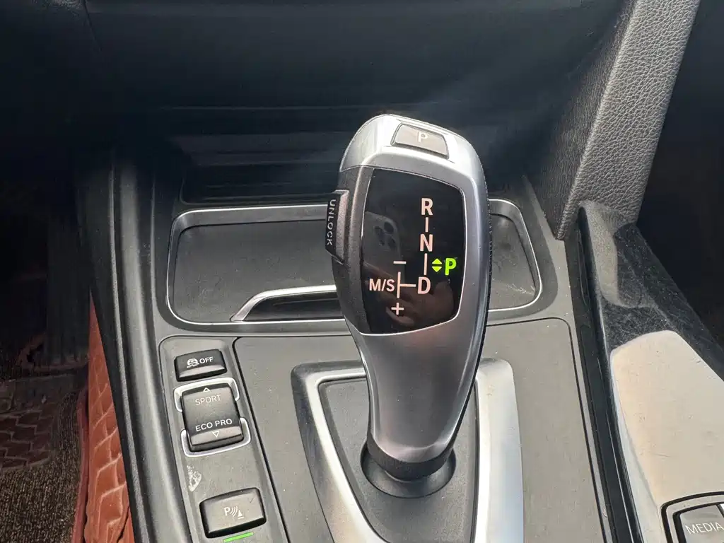 BMW 3 Series 2019 — фото 17