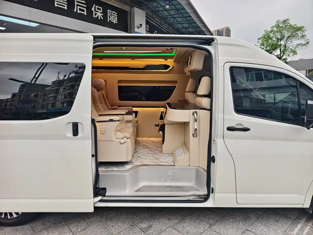 Toyota Hiace 2023 — фото 9