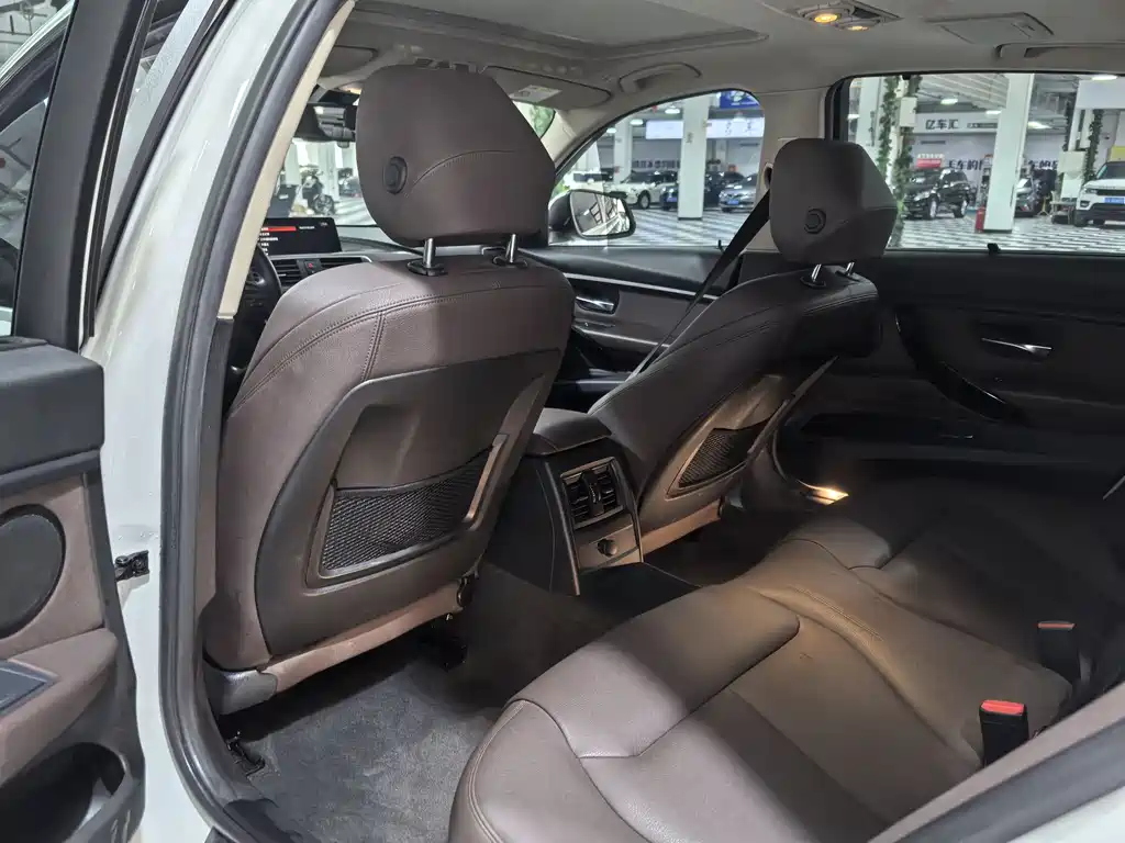 BMW 3 Series 2019 — фото 17