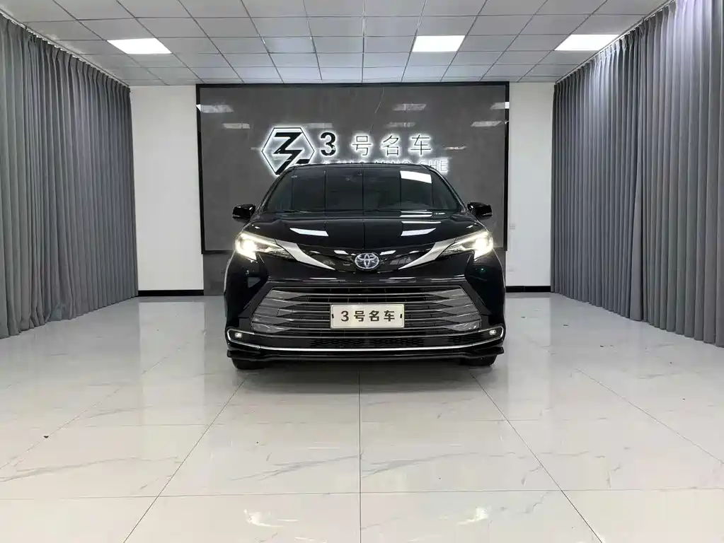 Toyota Sienna 2023 — фото 1