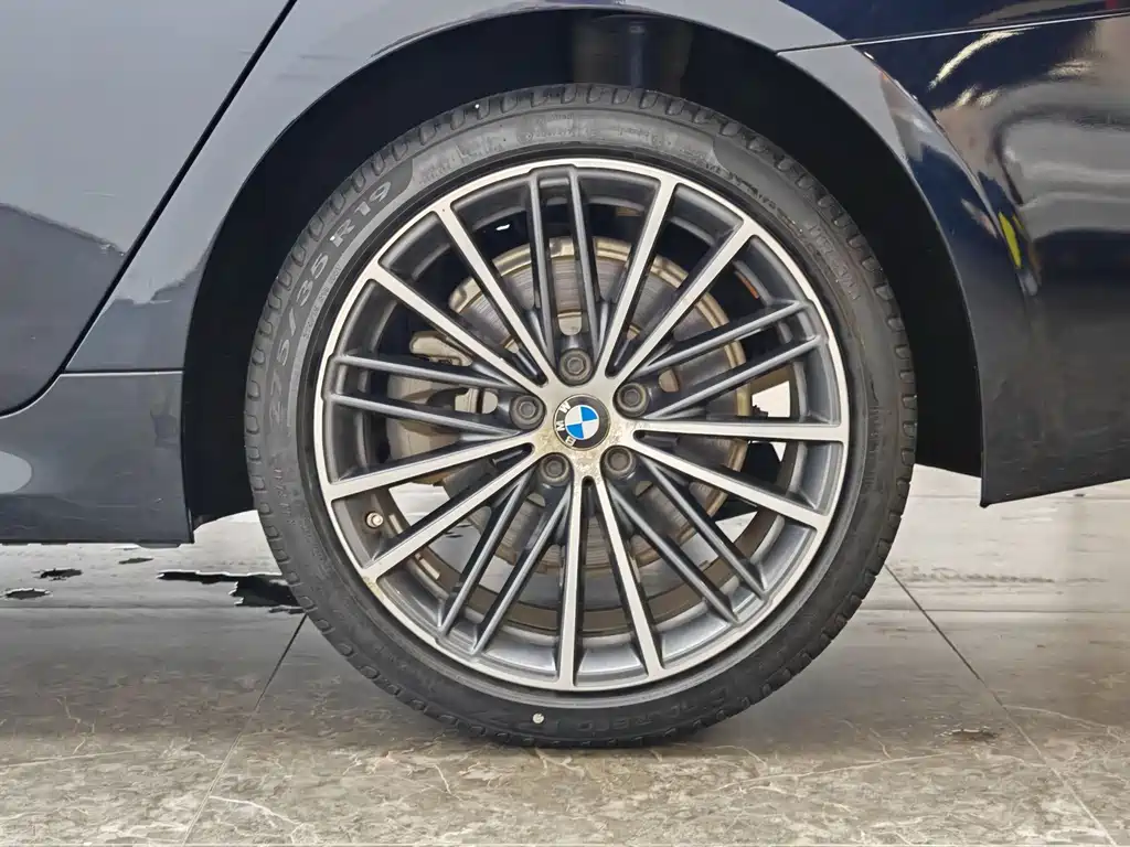 BMW 5 Series 2021 — фото 19