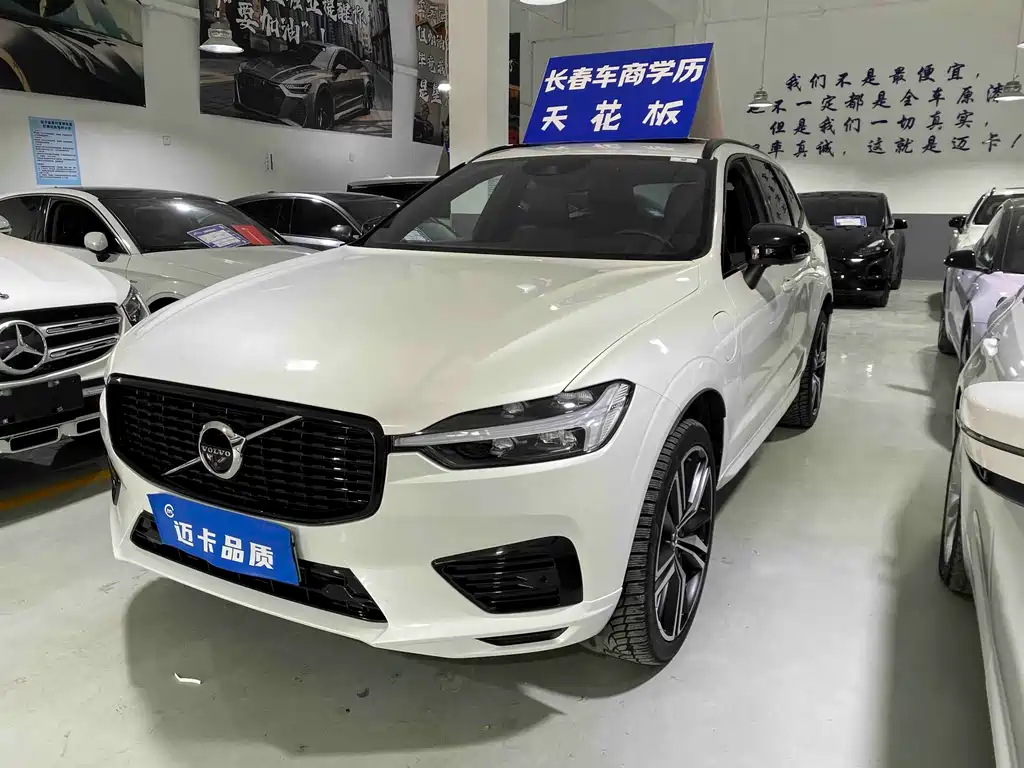 Volvo XC60 Plug-In Hybrid 2021 — фото 1