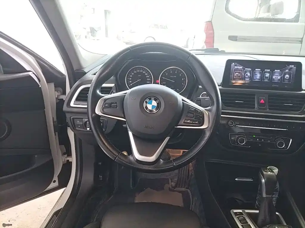 BMW 1 Series 2017 — фото 11