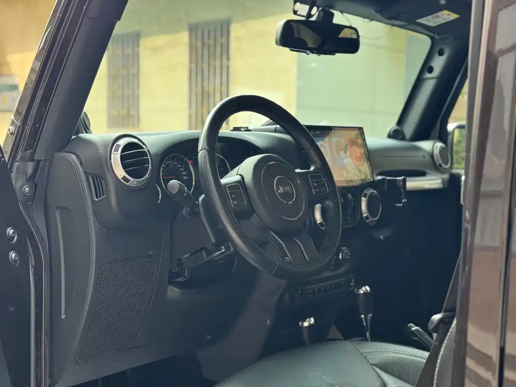Jeep Wrangler 2014 — фото 10