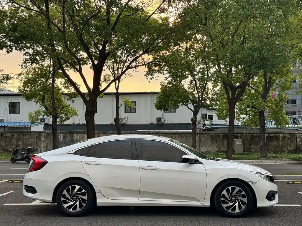 Honda Civic 2018 — фото 8