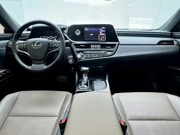 Lexus ES 2020